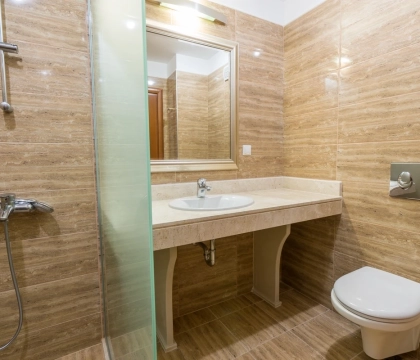 39_4_Bathroom2