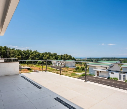 Maxi-Sani-Villas_MasterBedroom_Balcony